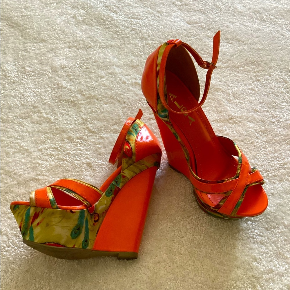 Orange and print platform sandals with ankle buckle. By Alba, style:Selina.